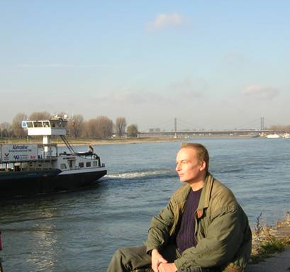 Norbert sitzt am Rhein